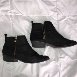 BLACK BOOTIES